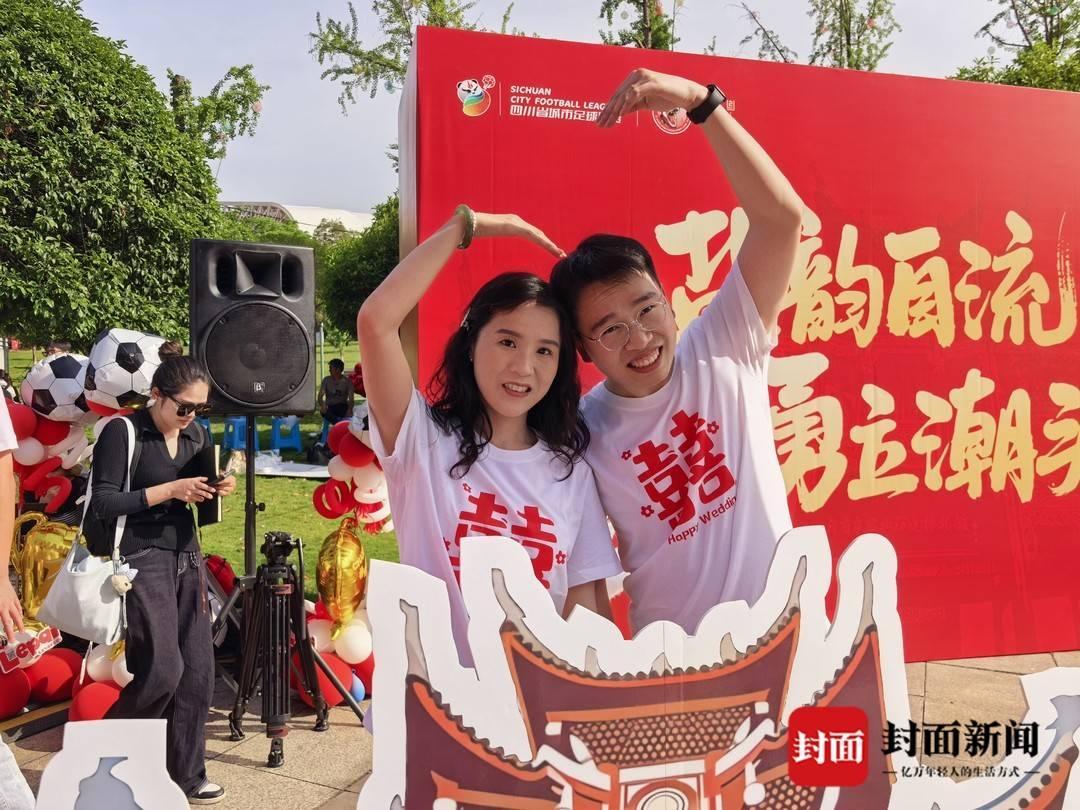 KOK体育官方网站-“井”结良缘甜蜜蜜 自贡新郎川超赛场“迎娶”南充新娘